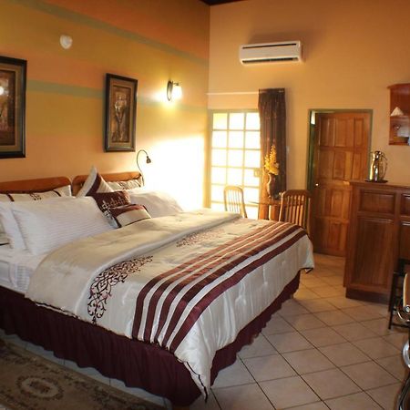 Native Abode Bed & Breakfast Bon Accord Village Bagian luar foto