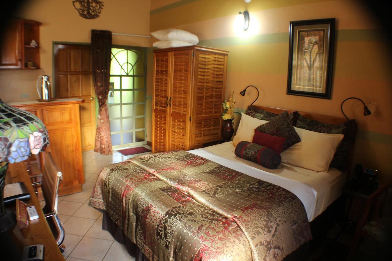 Native Abode Bed & Breakfast Bon Accord Village Bagian luar foto