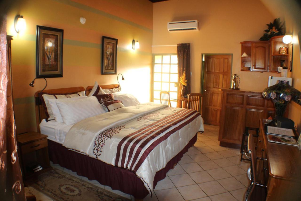 Native Abode Bed & Breakfast Bon Accord Village Bagian luar foto