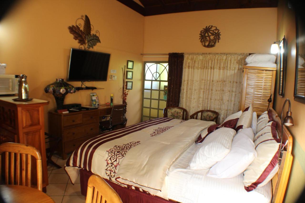 Native Abode Bed & Breakfast Bon Accord Village Bagian luar foto