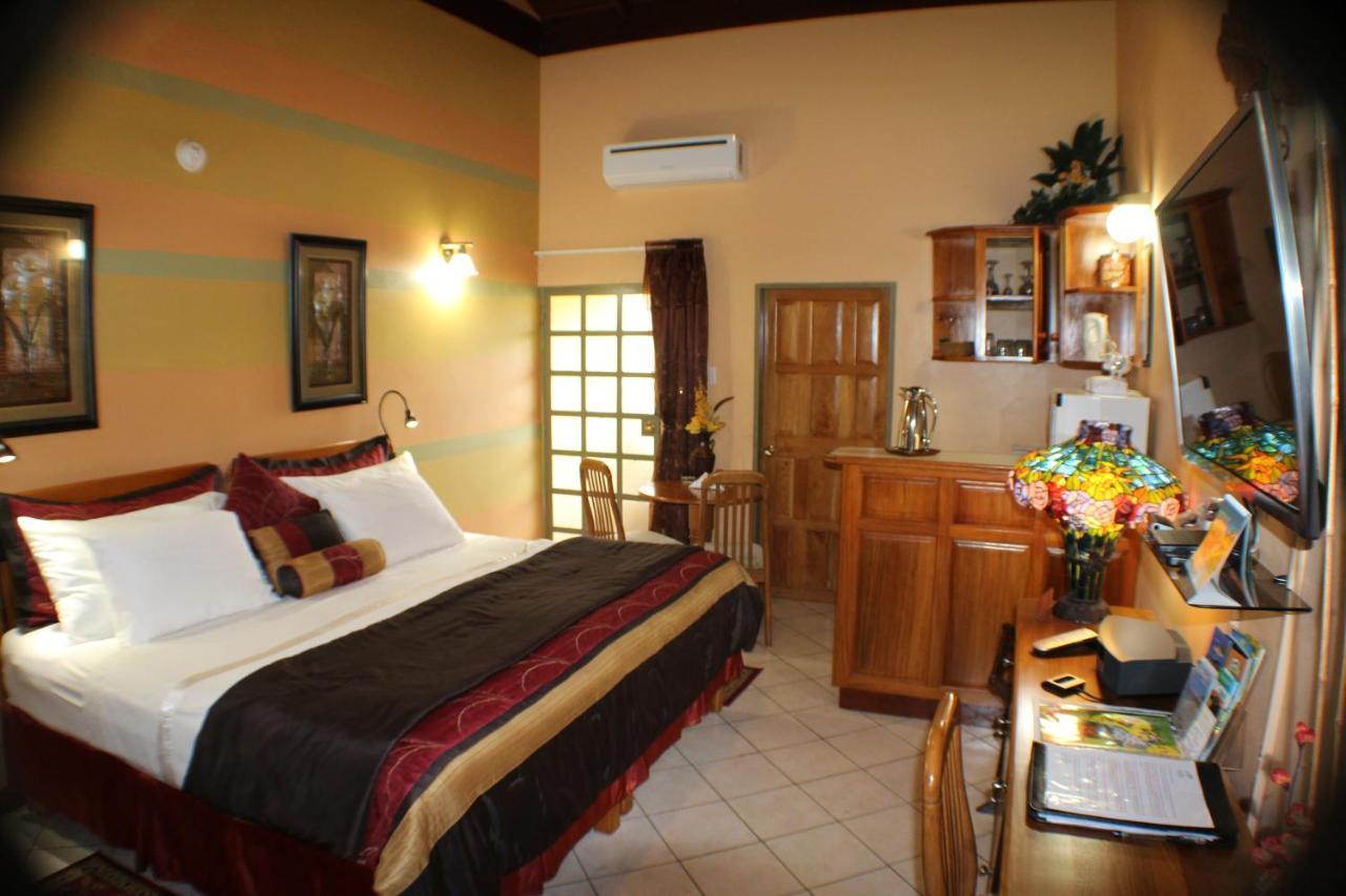 Native Abode Bed & Breakfast Bon Accord Village Bagian luar foto