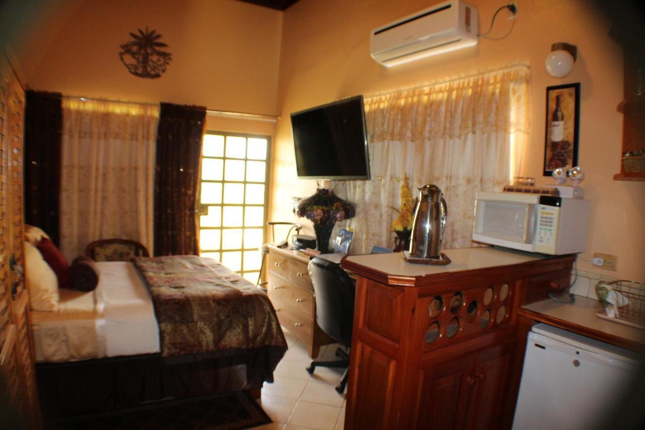 Native Abode Bed & Breakfast Bon Accord Village Bagian luar foto