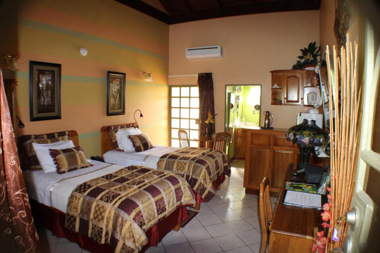 Native Abode Bed & Breakfast Bon Accord Village Bagian luar foto