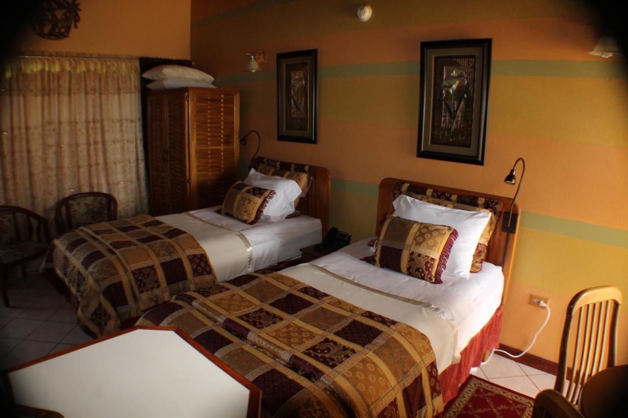 Native Abode Bed & Breakfast Bon Accord Village Bagian luar foto