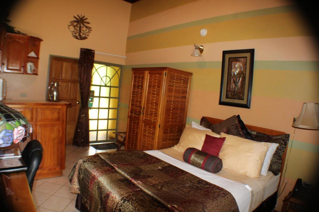 Native Abode Bed & Breakfast Bon Accord Village Bagian luar foto