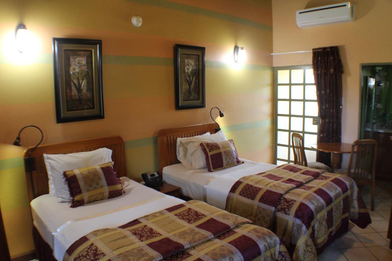Native Abode Bed & Breakfast Bon Accord Village Bagian luar foto